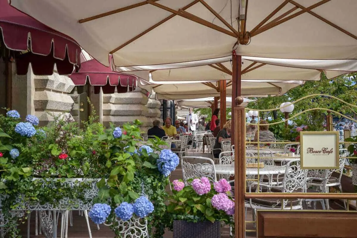 Restaurants in Moscow with colourful flowers and outdoor tables with umbrellas. Is Moscow dangerous for tourists. A question often asked and the answer is Moscow is very safe for tourists providing you always take the usual precautions.