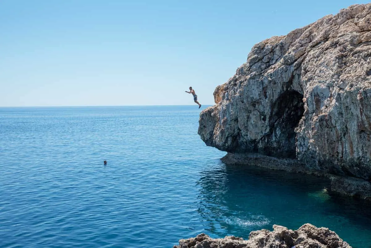 https://vagrantsoftheworld.com/wp-content/uploads/2017/07/cyprus-2.jpg.webp