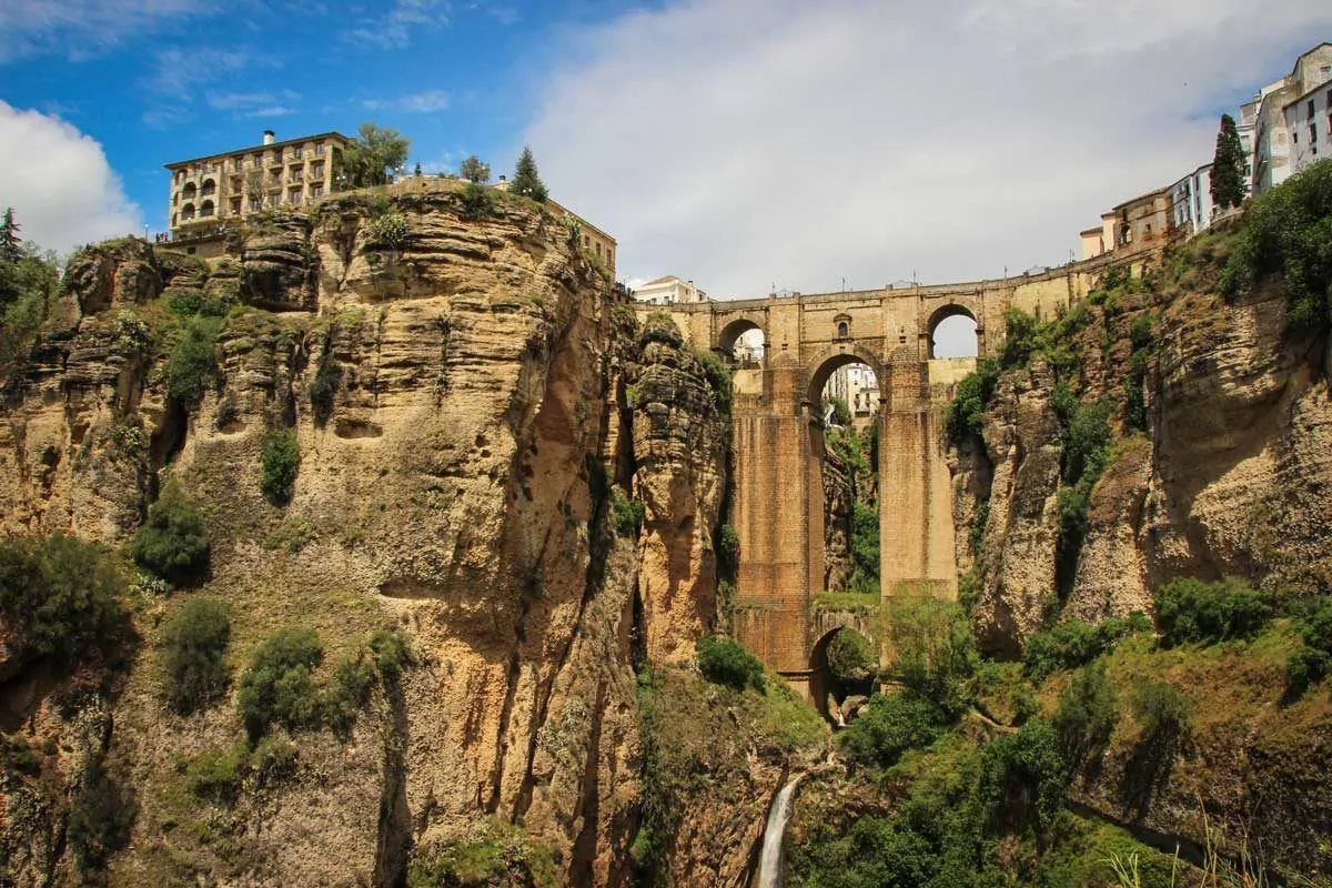 Steep cliffs and rock carved bridge of Ronda. This is why it is such a great Day trip from Seville to Ronda