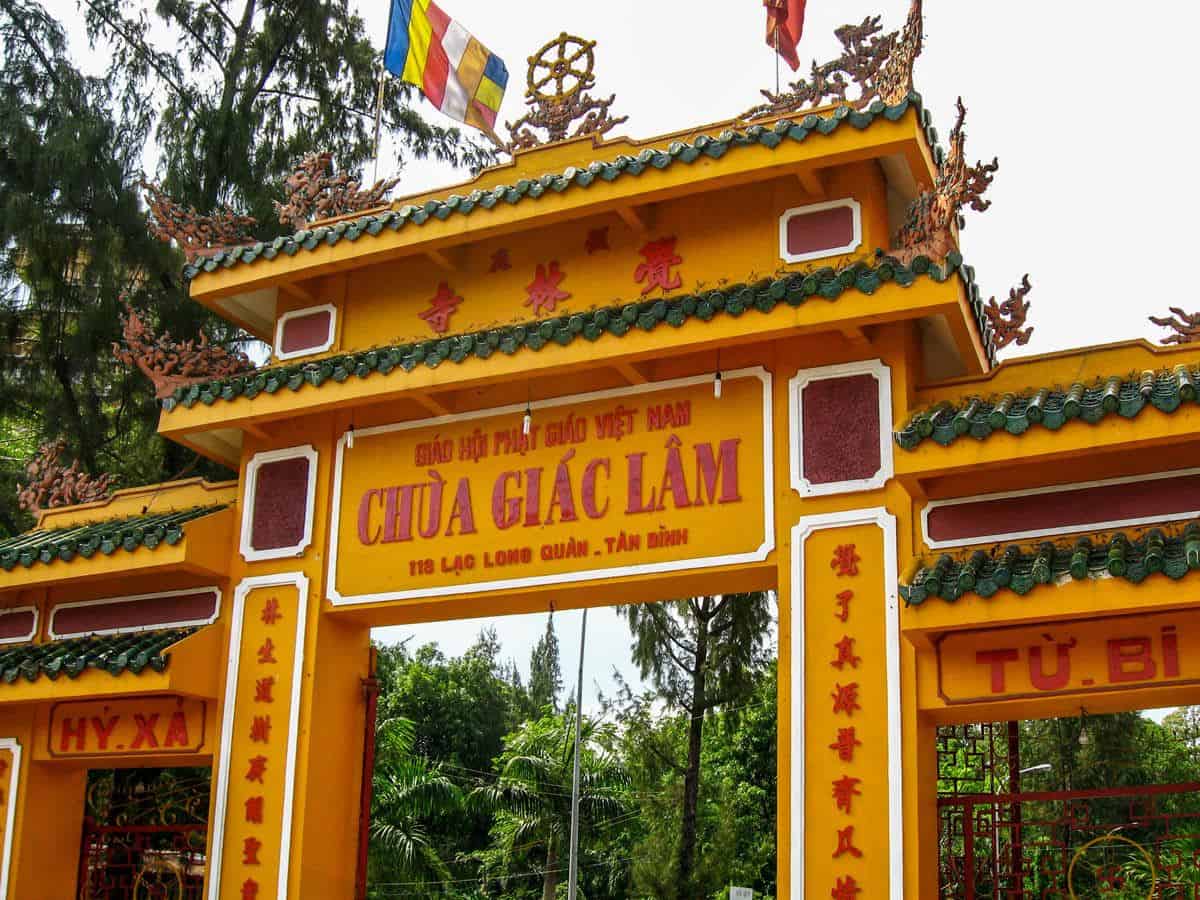 Golden entrance to the chua giac lam buddhist temple.