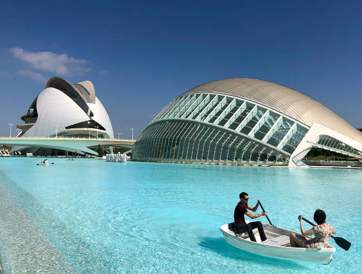 2 people padding around L'Oceanogràfic, Valencia