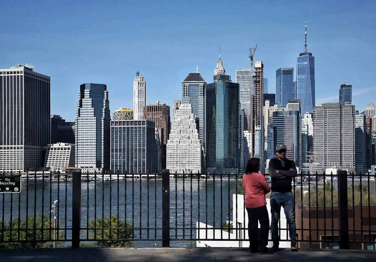 A couple enjoying the views of Manhattan from Brooklyn Heights.