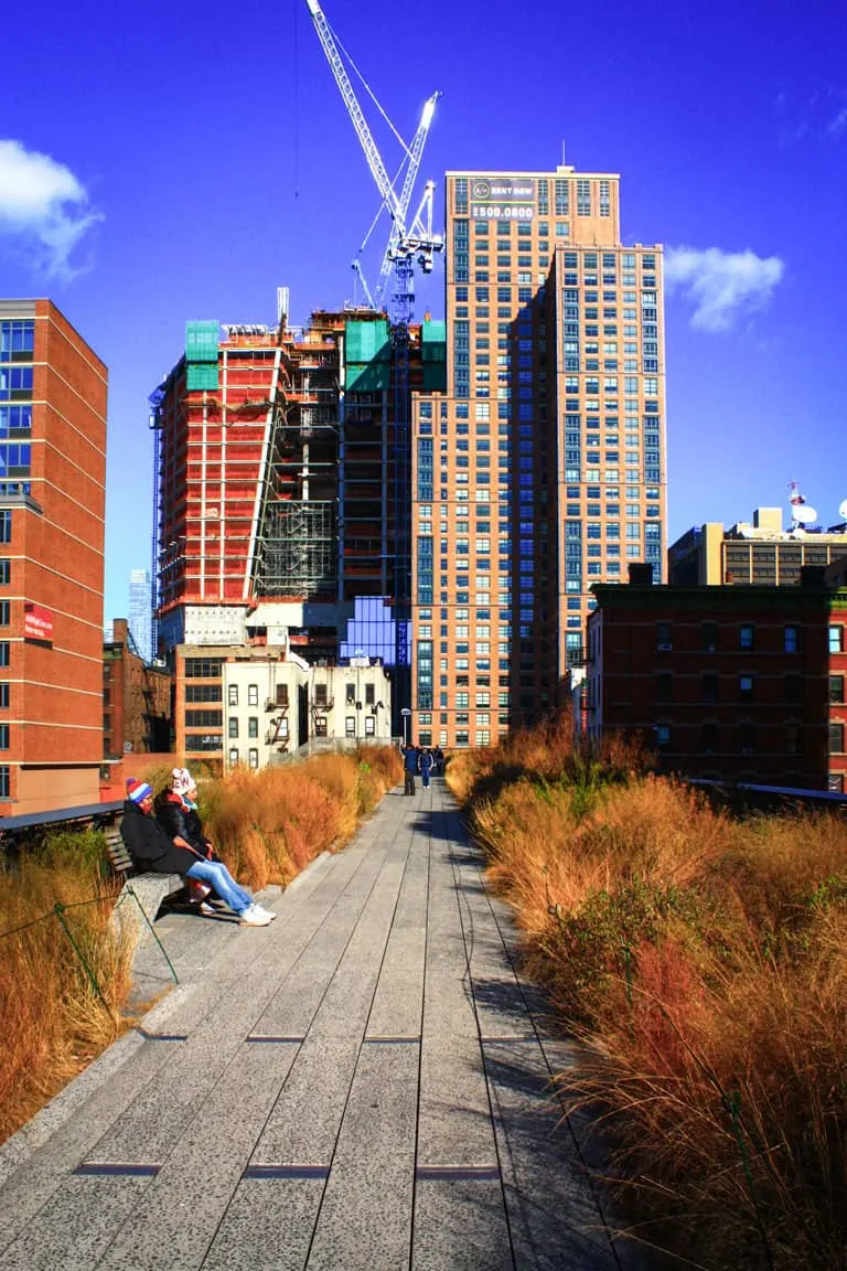 Couple sitting on the High Line in New York 