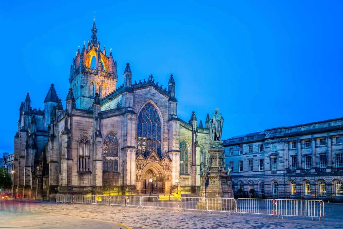 St Gile's Cathedral in Edinburgh at night.
