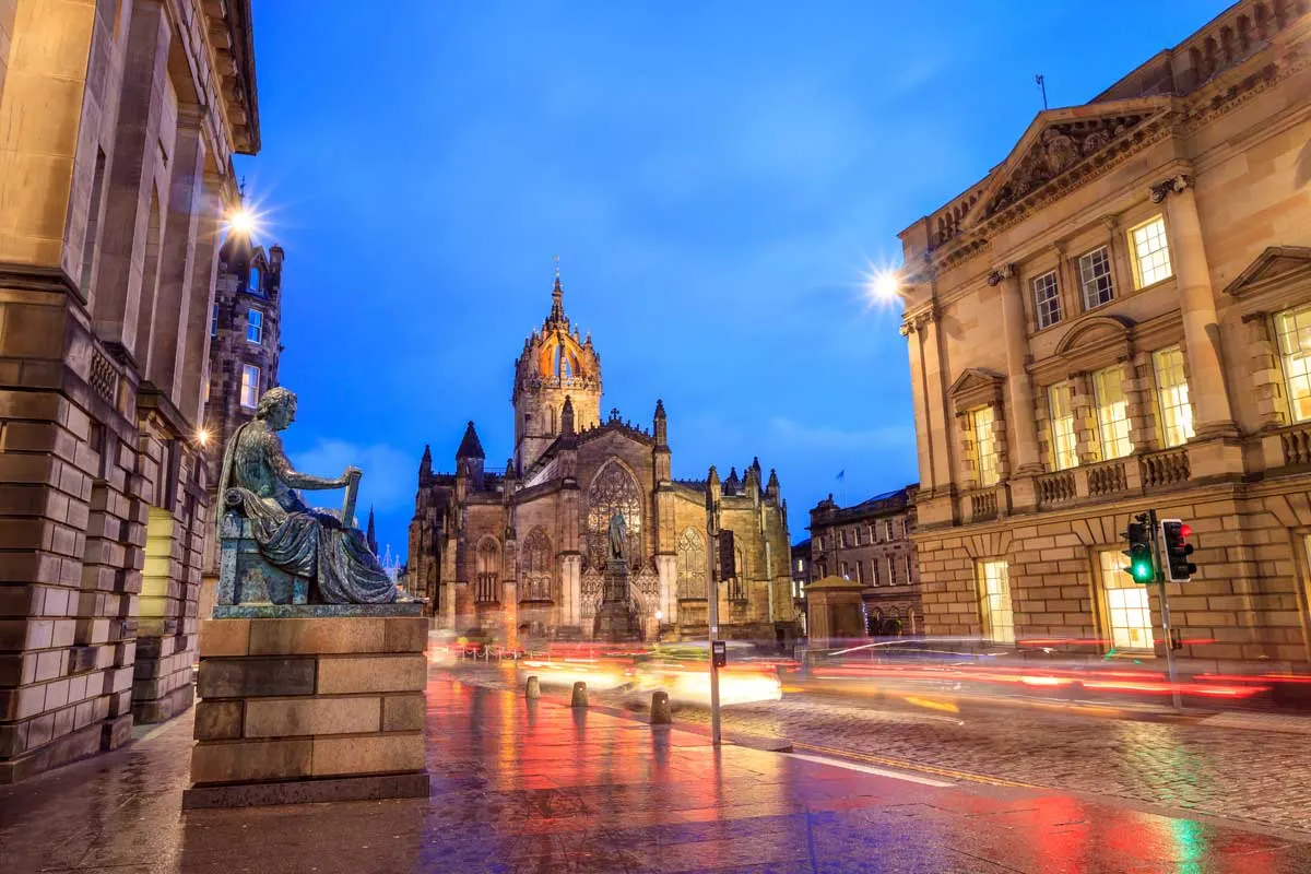 Night scene of the Royal Mile in Edinburgh.