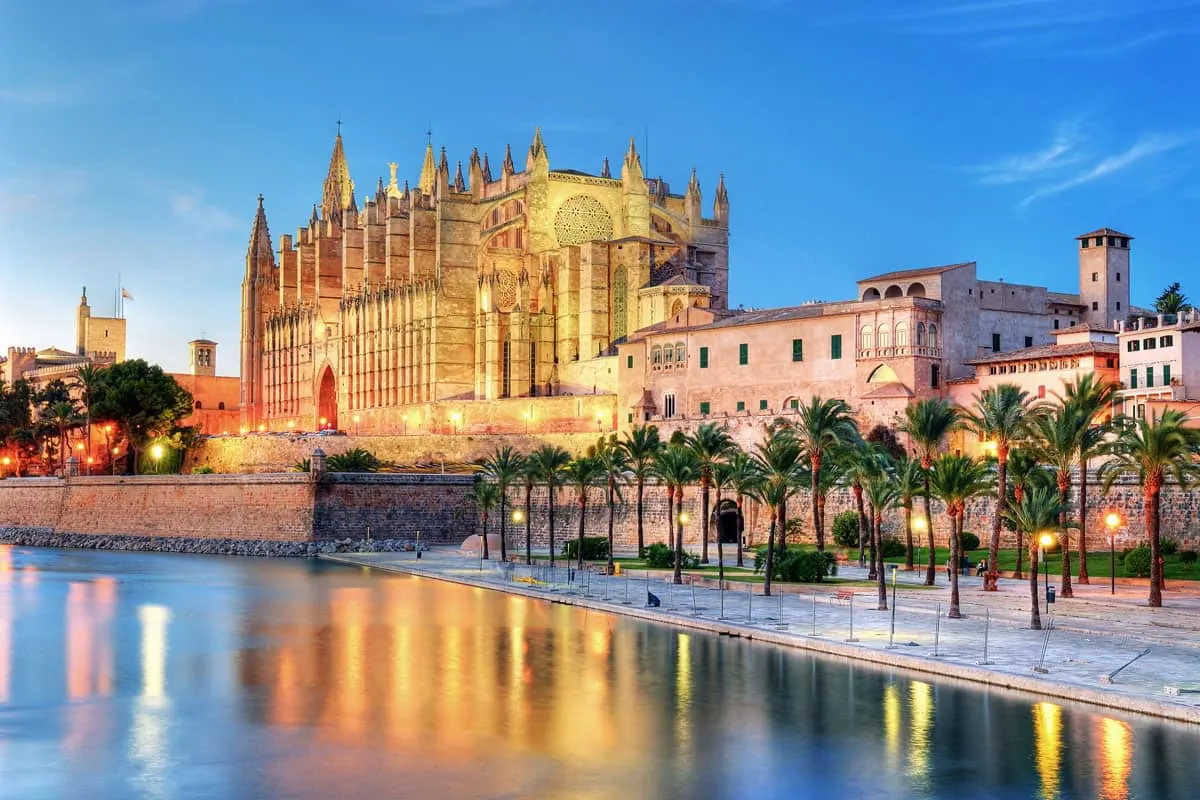 The Palma de Majorca Cathedral lit up at night.