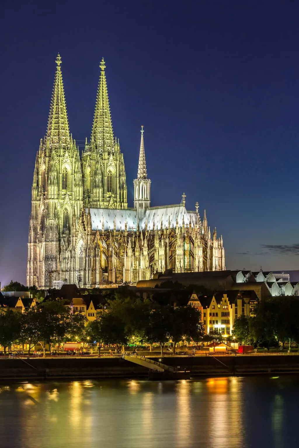The Cologne cathedral lit up at night.