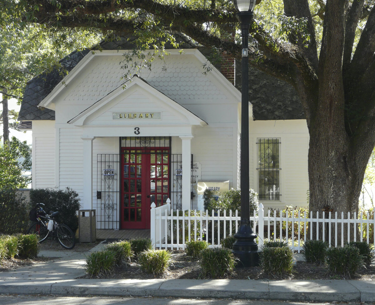 Historic library in DeFuniak Springs
Small white building