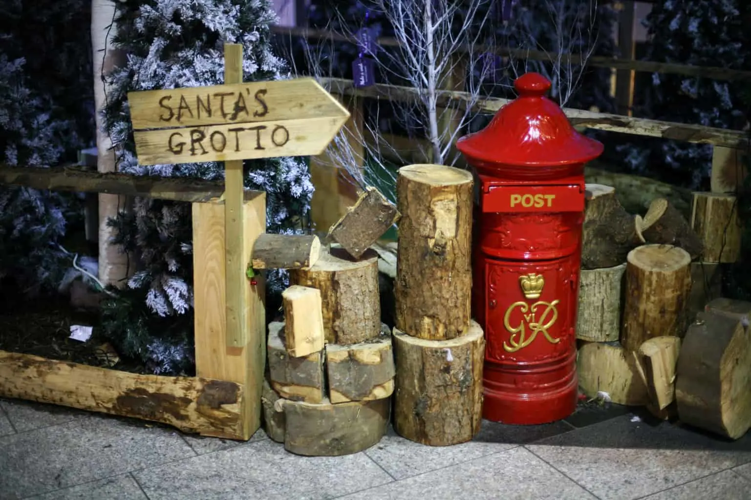 A sign pointing to Santa’s grotto at a Christmas market in Ireland