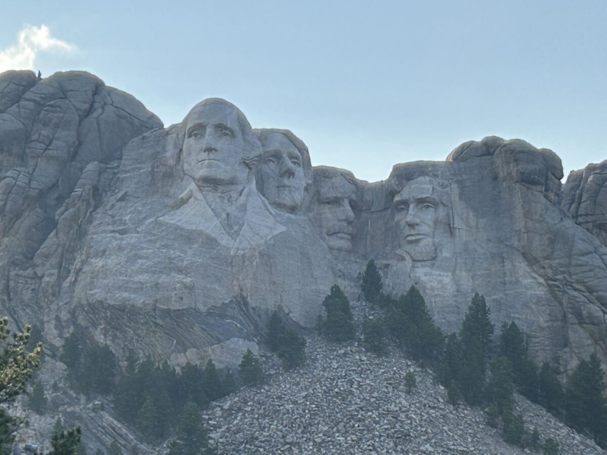 A picture of Mount Rushmore on a sunny day. Presidents, Washington,Jefferson, Roosevelt and Lincoln