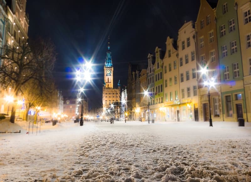 snow covered strees and buildings in downtown Amsterdam