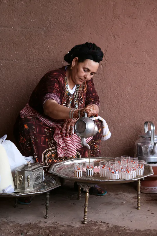moroccan woman pouring tea